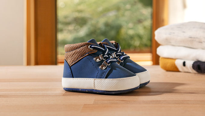 https://www.chicco.be/dw/image/v2/BJJJ_PRD/on/demandware.static/-/Sites-Chicco-Belgium-Library/fr_BE/dw191d9e1f/site/landing-pages/ricerca-neonato-boy-ai.jpg