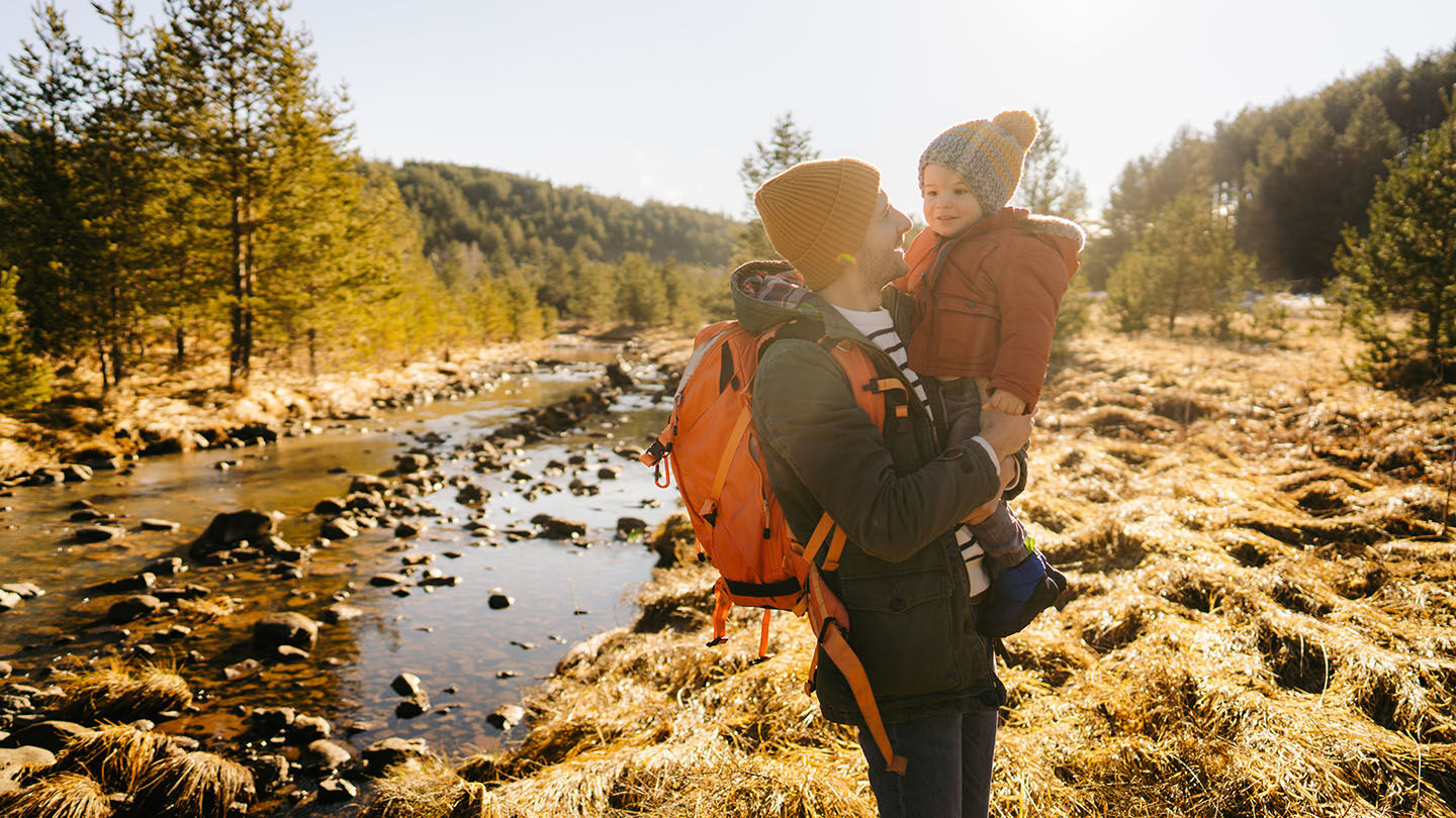 https://www.chicco.be/dw/image/v2/BJJJ_PRD/on/demandware.static/-/Sites-Chicco-Belgium-Library/fr_BE/dw3cc115aa/site/13-Conseils/Articles/Voyage/vacances-a-la-montagne-avec-bebe.jpg