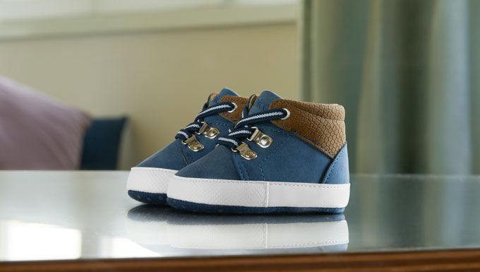 https://www.chicco.be/dw/image/v2/BJJJ_PRD/on/demandware.static/-/Sites-Chicco-Belgium-Library/fr_BE/dw41069015/site/landing-pages/chicco-start-up/ricerca-neonato-boy.jpg