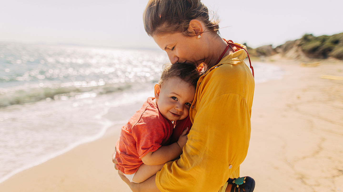 https://www.chicco.be/dw/image/v2/BJJJ_PRD/on/demandware.static/-/Sites-Chicco-Belgium-Library/fr_BE/dw5978e9a0/site/13-Conseils/Articles/Voyage/vacances-a-la-mer-avec-bebe.jpg