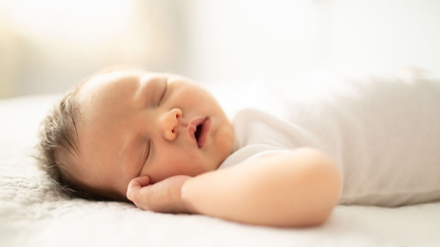 https://www.chicco.be/dw/image/v2/BJJJ_PRD/on/demandware.static/-/Sites-Chicco-Belgium-Library/fr_BE/dw75723d93/site/13-Conseils/Articles/Sommeil/la-respiration-nouveaux-nes.jpg