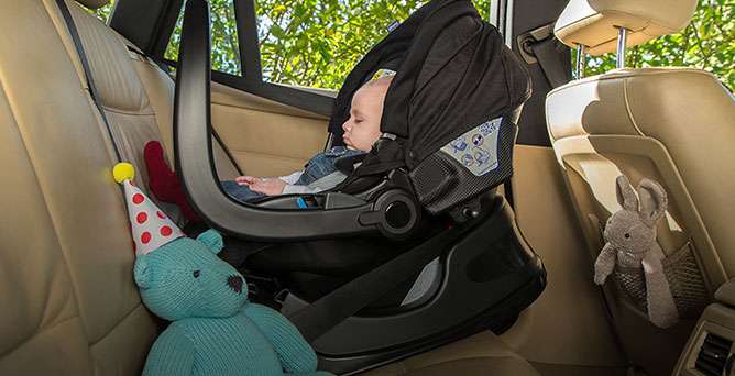 Een autostoel kiezen voor een pasgeborene