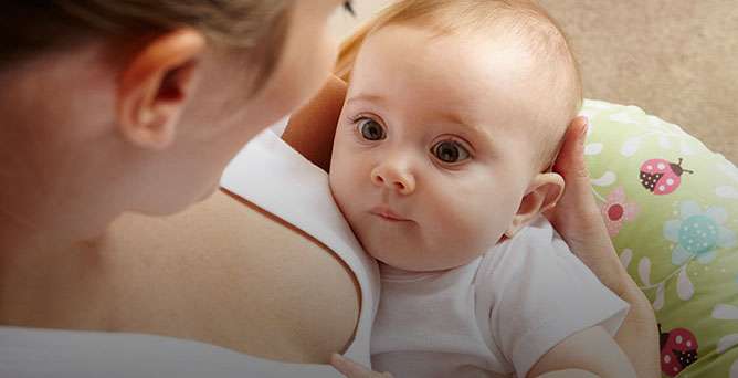 Borstvoeding en de band van de baby met zijn moeder