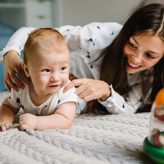 TUMMY TIME : QU'EST-CE QUE C'EST, POURQUOI C'EST IMPORTANT