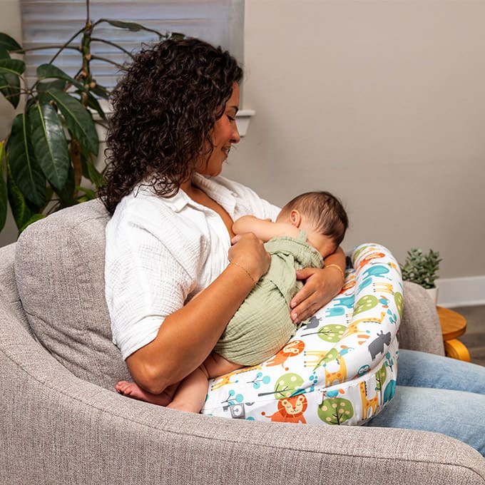 Borstvoedingskussen: hoe te gebruiken en te kiezen 