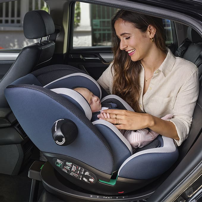 HOE PLAATST U DE AUTOSTOEL?